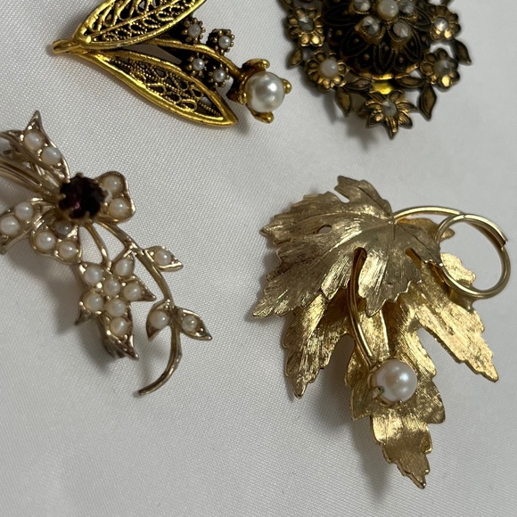 Multiple Vintage Costume Jewelry Brooches/Pins.  Gold Tone. - Picture 4 of 10